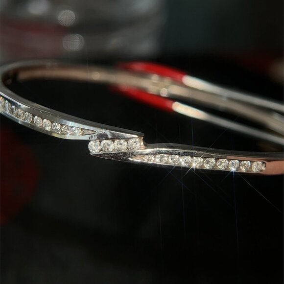 Stunning 14K White Gold Diamond Bypass Design Bangle - Picture 7 of 12